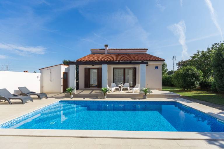 Family-oriented pleasant villa with private pool, patio & barbeque | Pool view | Pet-friendly — photo 4
