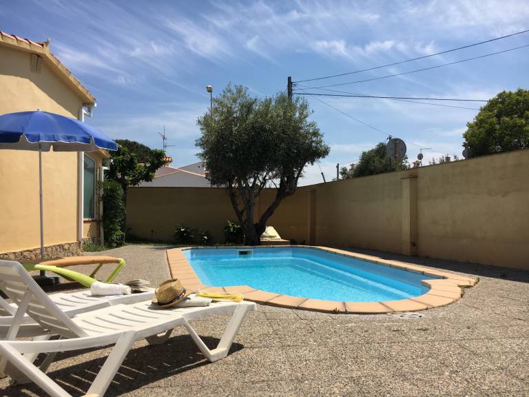 Vacation home with private pool, grill & garden — photo 3
