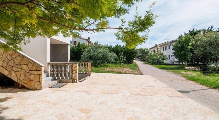 Apartman Iva-family holiday 250 m from pebble beach — photo 5