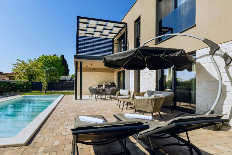 Villa with private pool, patio & yard — photo 5
