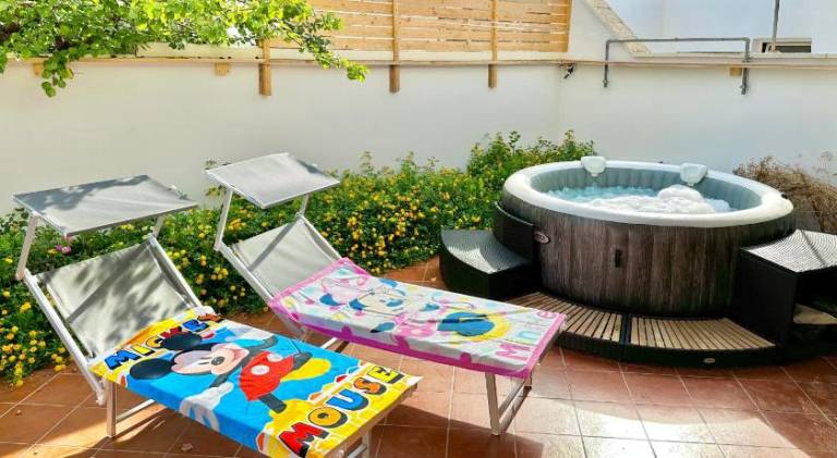 Holiday apartment with patio & hot tub | Close to the beach | Pets allowed — photo 2