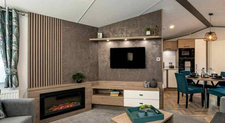 Lodge with patio, jacuzzi & yard | Pets allowed — photo 4