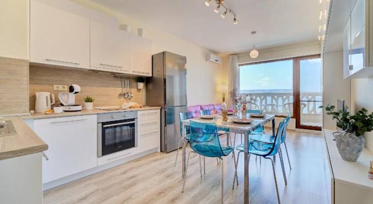 Summertime in Varna South Bay Beach Residence — photo 3