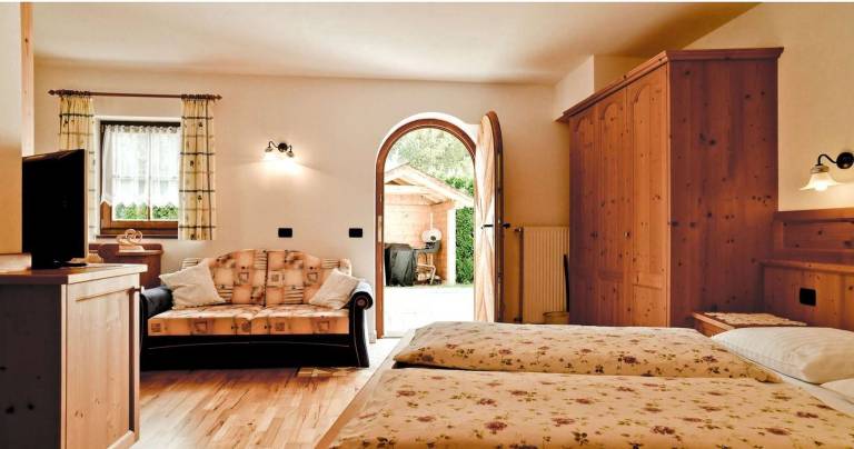 Apartment "Ciasa Mirio Sass" with Mountain View, Wi-Fi & Garden — photo 5