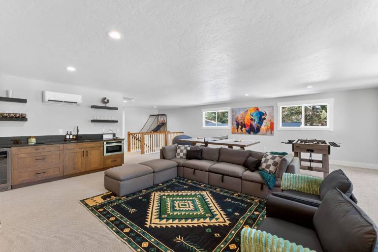 Ridge House- new home, sleeps 16, quiet neighborhood-, hot tub, trailer parking, pet friendly — photo 3