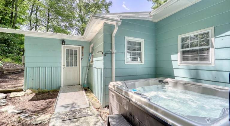 House with jacuzzi — photo 4