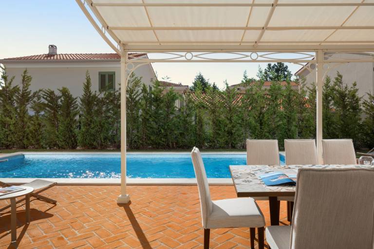 Villa with patio, garden & pool — photo 5