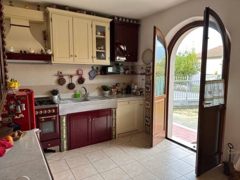 Semi detached villa on two floors for 4 persons, terrace for meals outside and private parking. In a — photo 3