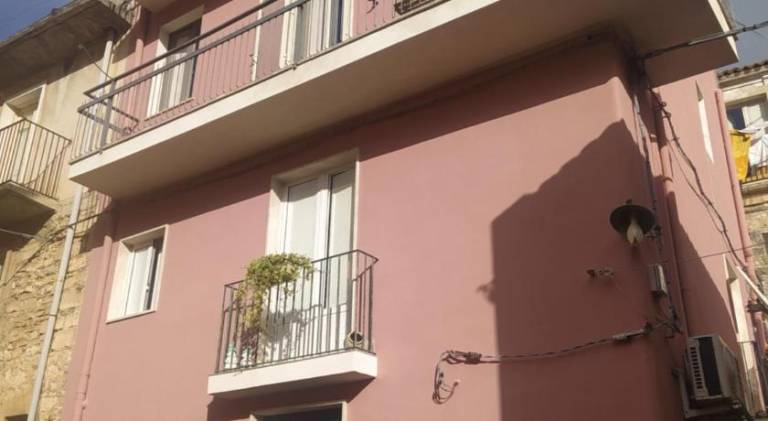 Vacation home with BBQ & patio | Near Duomo of San Giorgio — photo 3