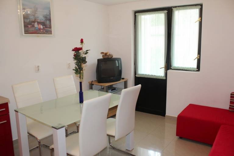 Rental apartment with yard, terrace & barbeque — photo 3