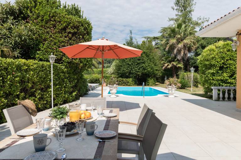 Villa with garden, patio & private pool — photo 3