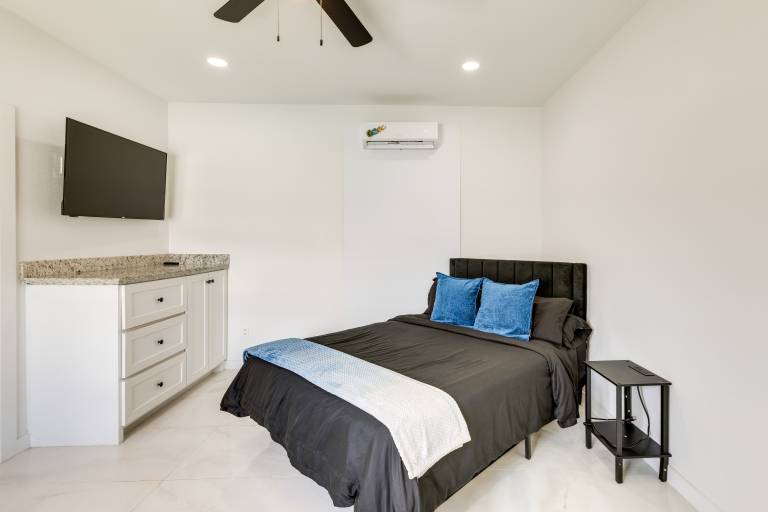 Walk to Beach & Bars! SPI Studio w/ Pool Access — photo 5