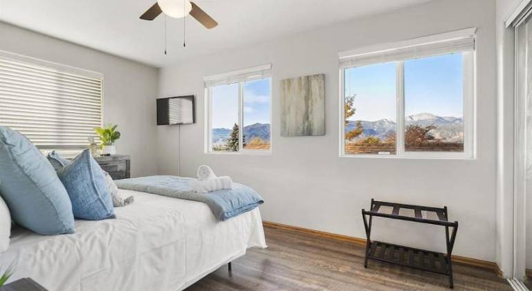 Holiday apartment with barbeque | Suitable for remote work in Colorado Springs, CO