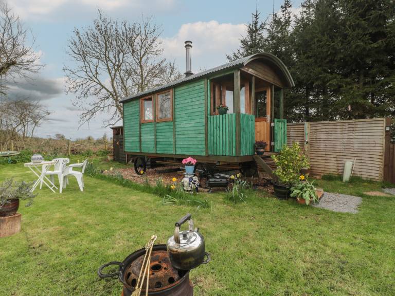 Cottage with yard — photo 2
