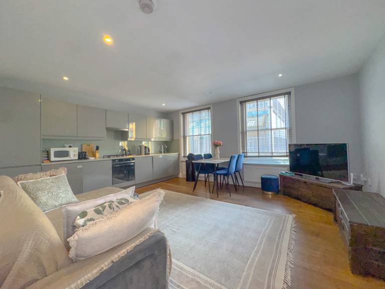 Apartment with terrace & fast internet | Near Trafalgar Square | City view — photo 5