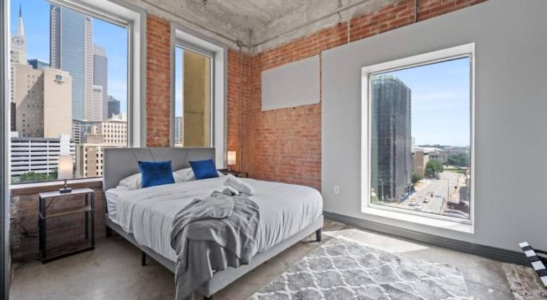 Beautiful Downtown Apartment with Pool, Laundry, Parking — photo 2