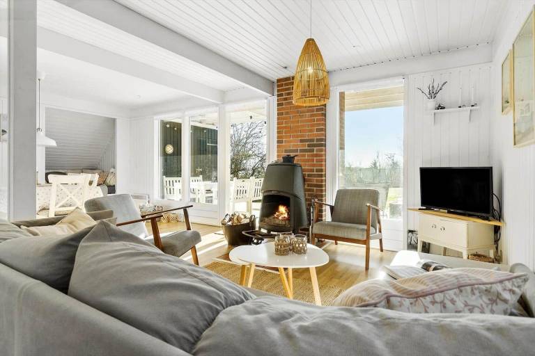 Vacation home with terrace, garden & barbecue — photo 3