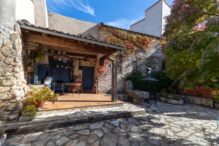 House with yard, BBQ & patio | Garden view — photo 2