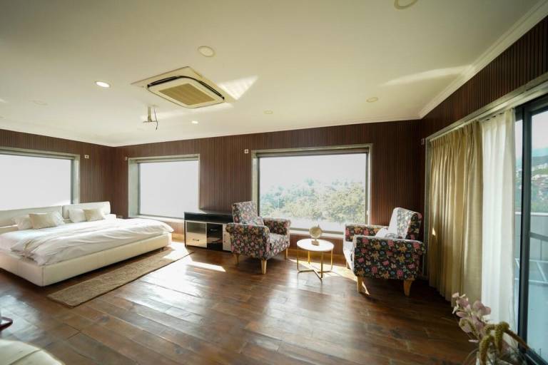Charming villa with barbeque, pool & yard | Perfect for remote work | Pets allowed — photo 2