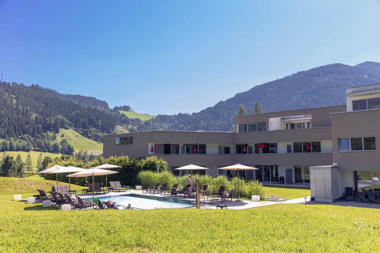 Holiday apartment with pool, garden & patio — photo 2