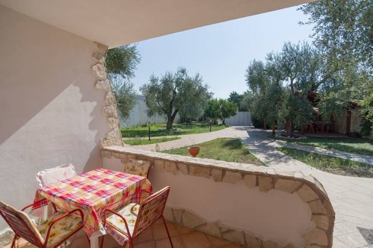 Apartment with yard, barbeque & patio | Garden view — photo 4