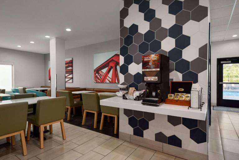 La Quinta Inn & Suites by Wyndham Gonzales LA — photo 5