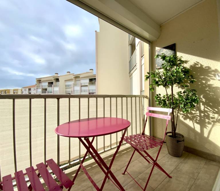 Holiday apartment with 1 room for 4 persons in Nîmes
