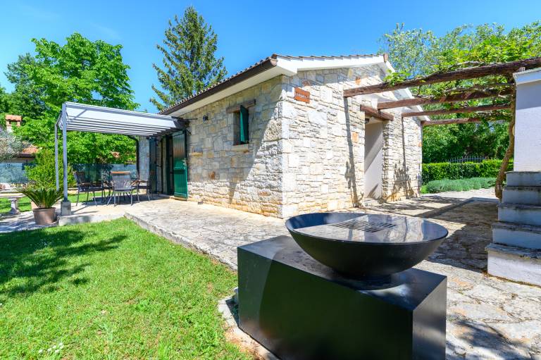 Children-friendly charming vacation home with patio, BBQ & hot tub | Pets are welcome — photo 4
