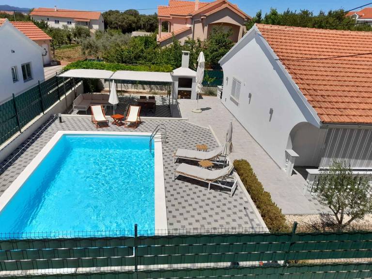 Fully equipped vacation home with BBQ, terrace & private pool | Close to the beach | Pet-friendly in Zadar