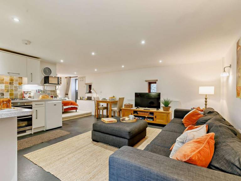 Holiday apartment with yard — photo 2