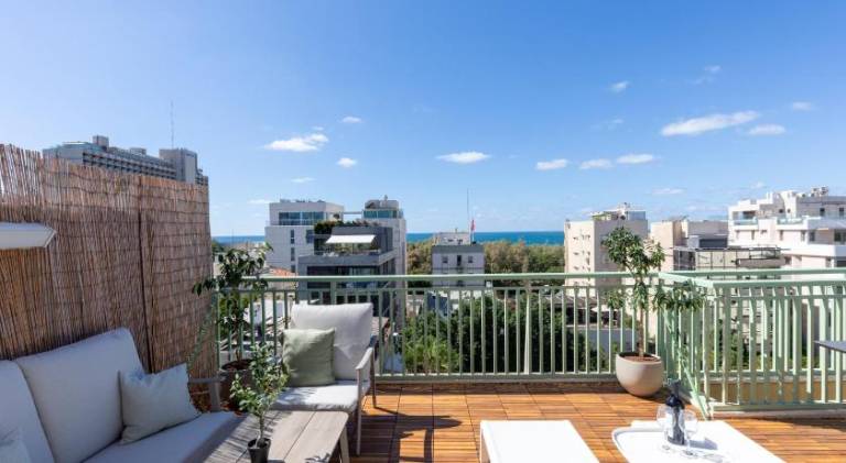 Holiday apartment with terrace | Close to Dizengoff Street in Tel Aviv