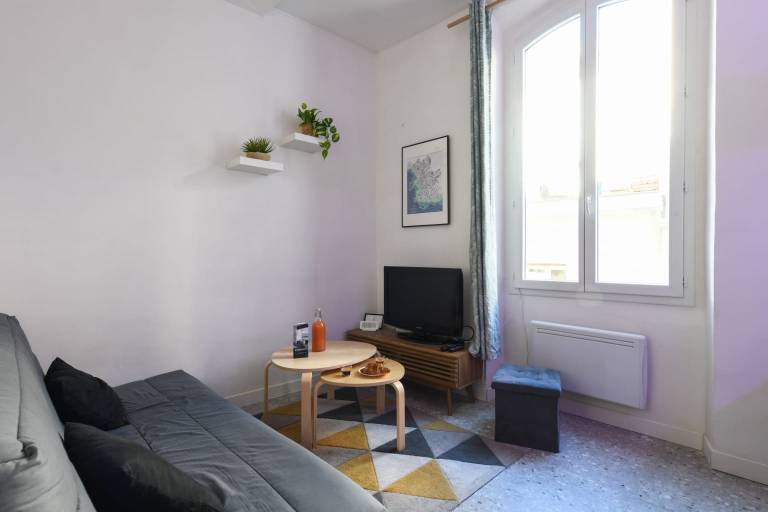 Family-friendly studio | Near Marseille Cathedral | Perfect for remote work | Pets are welcome — photo 2