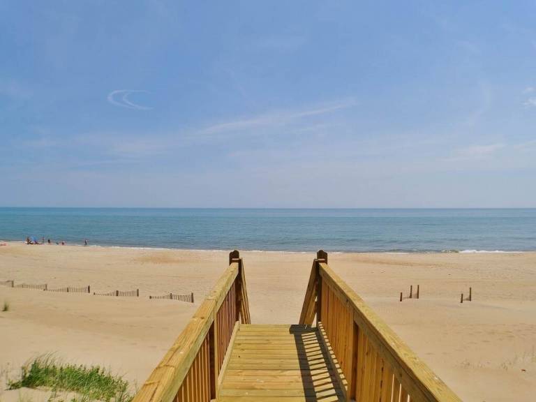 Fabulous oceanfront home, beautifully decorated with ocean to sound views. — photo 2