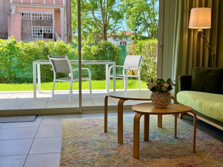 Apartment with patio & garden | Nature view — photo 3