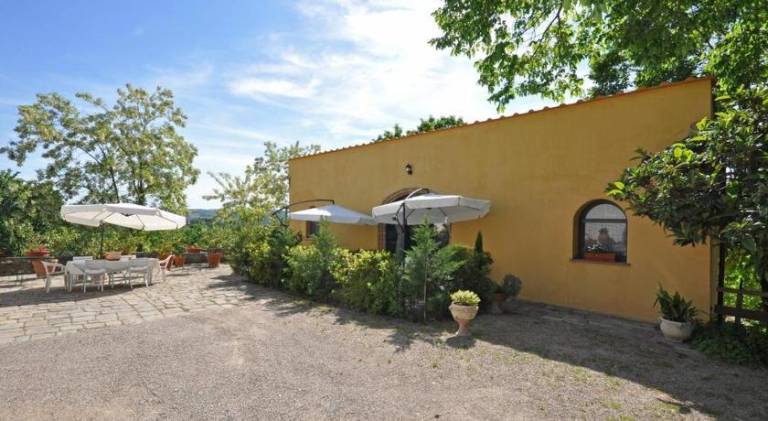 Vacation home with terrace, pool & BBQ in Cascia