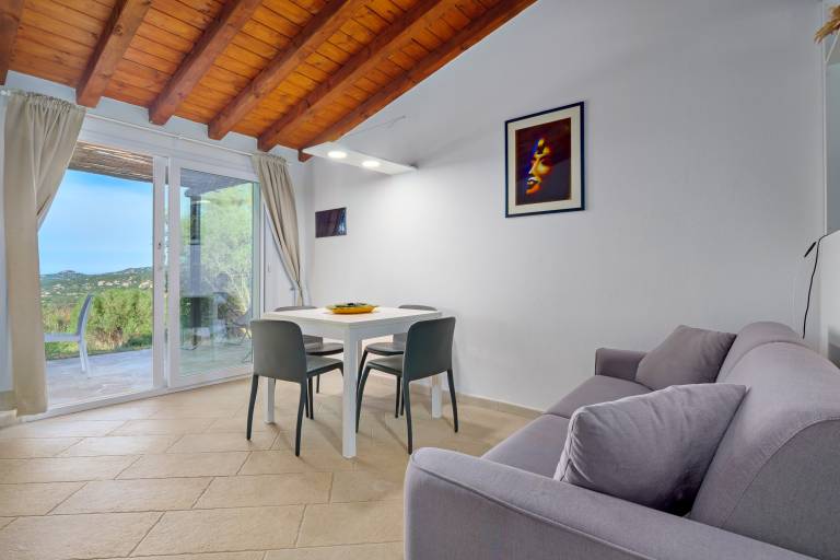 Apartment 'Appartamento Lato Olbia' with Sea View, Shared Garden and Air Conditioning in Olbia