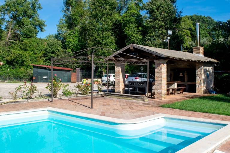 Rental apartment with yard, barbecue & pool | Garden view — photo 2