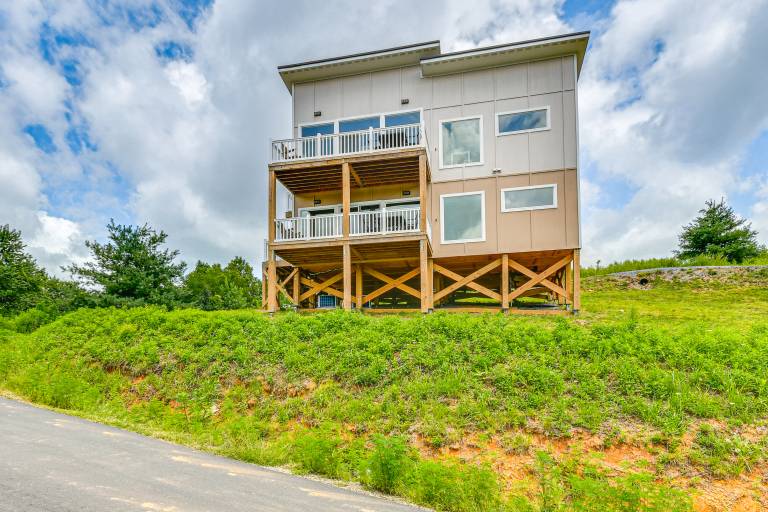 Smoky Mtn Getaway: Modern 2BR/2BA w/Stunning Views — photo 3