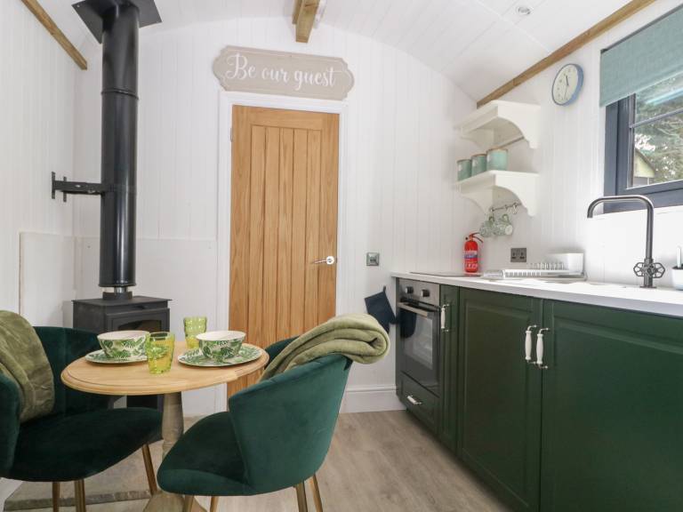 Cottage with garden, barbeque & patio — photo 4