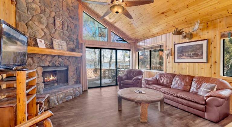 Vacation home with jacuzzi, heated pool & barbeque — photo 3