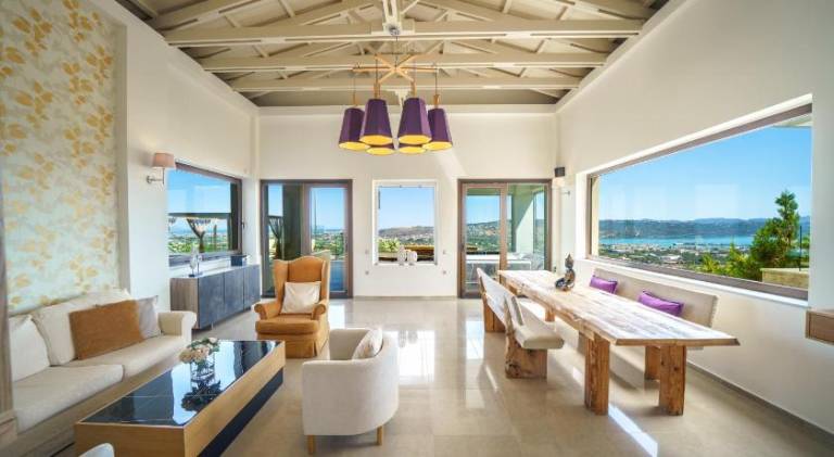 Villa with pool & hot tub — photo 3