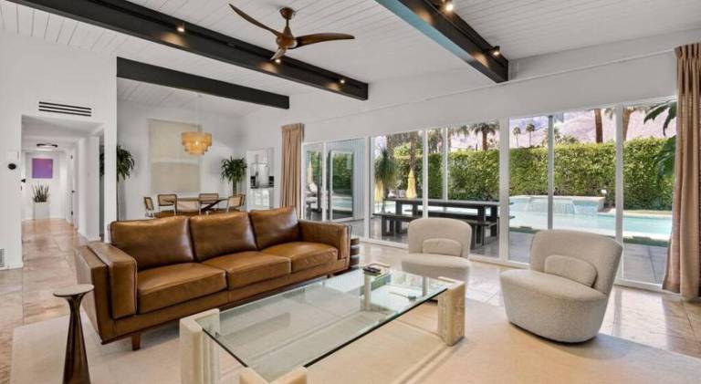 Mid-Century Home, 5-min to downtown, HUGE Pool & Spa — photo 3