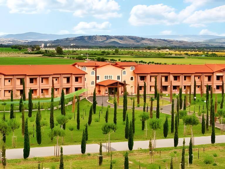 Serviced apartment with terrace, hot tub & yard in Grosseto