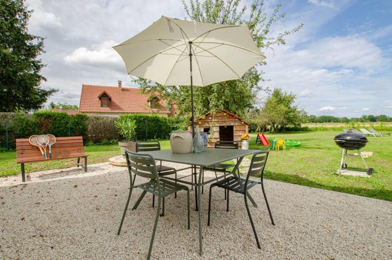 Gite with barbeque, yard & terrace — photo 2