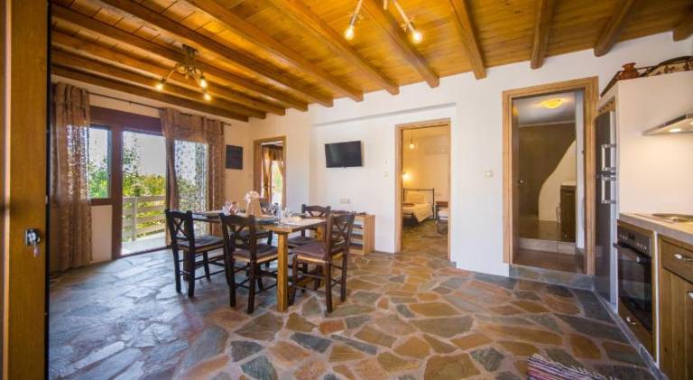 Vacation home with patio & yard — photo 3