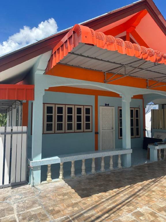 House with terrace in Karon
