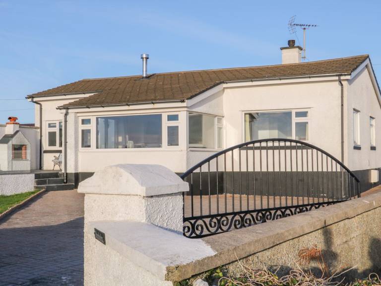 Cottage with garden & barbeque | Beach view — photo 2