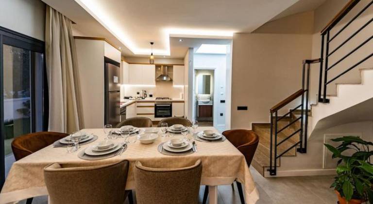 Villa with patio, BBQ & yard — photo 4