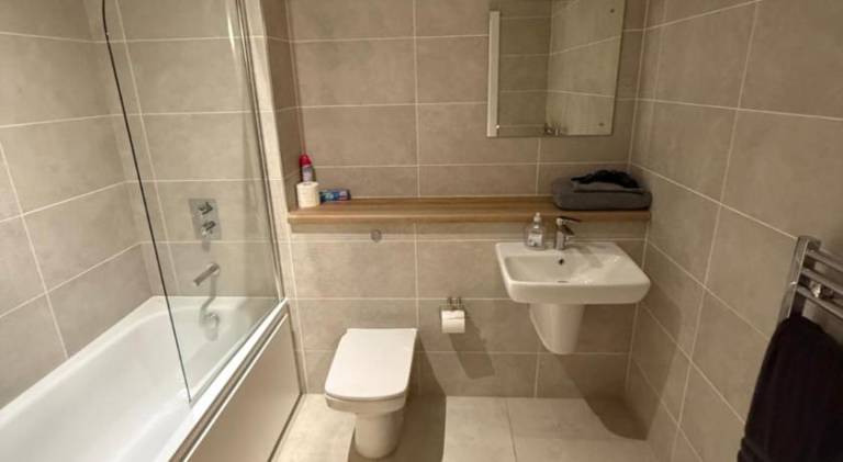 The Urban Escape in Media City - A private room and bathroom in a shared apartment — photo 5