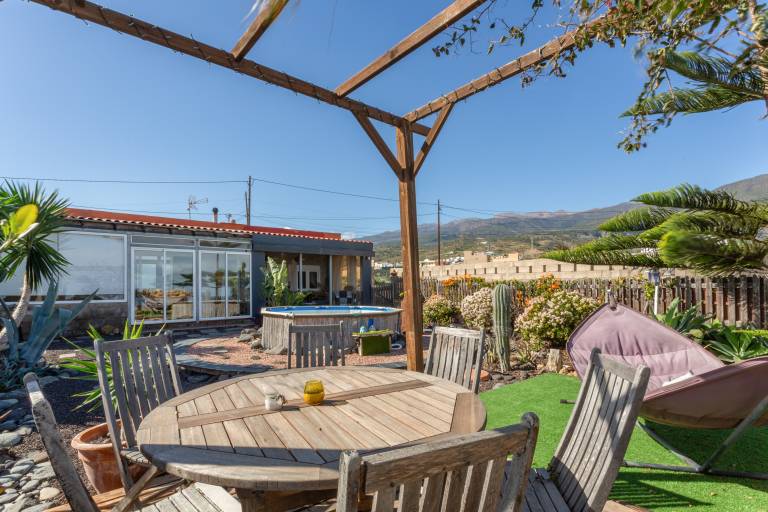 Fully equipped lovely vacation home with grill, yard & pool | Garden view | Perfect for remote work | Pets allowed — photo 3